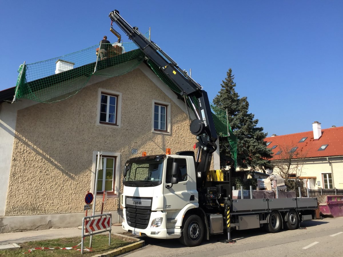 Trans-Hohl Fahrzeug mit aufgebautem Ladekran