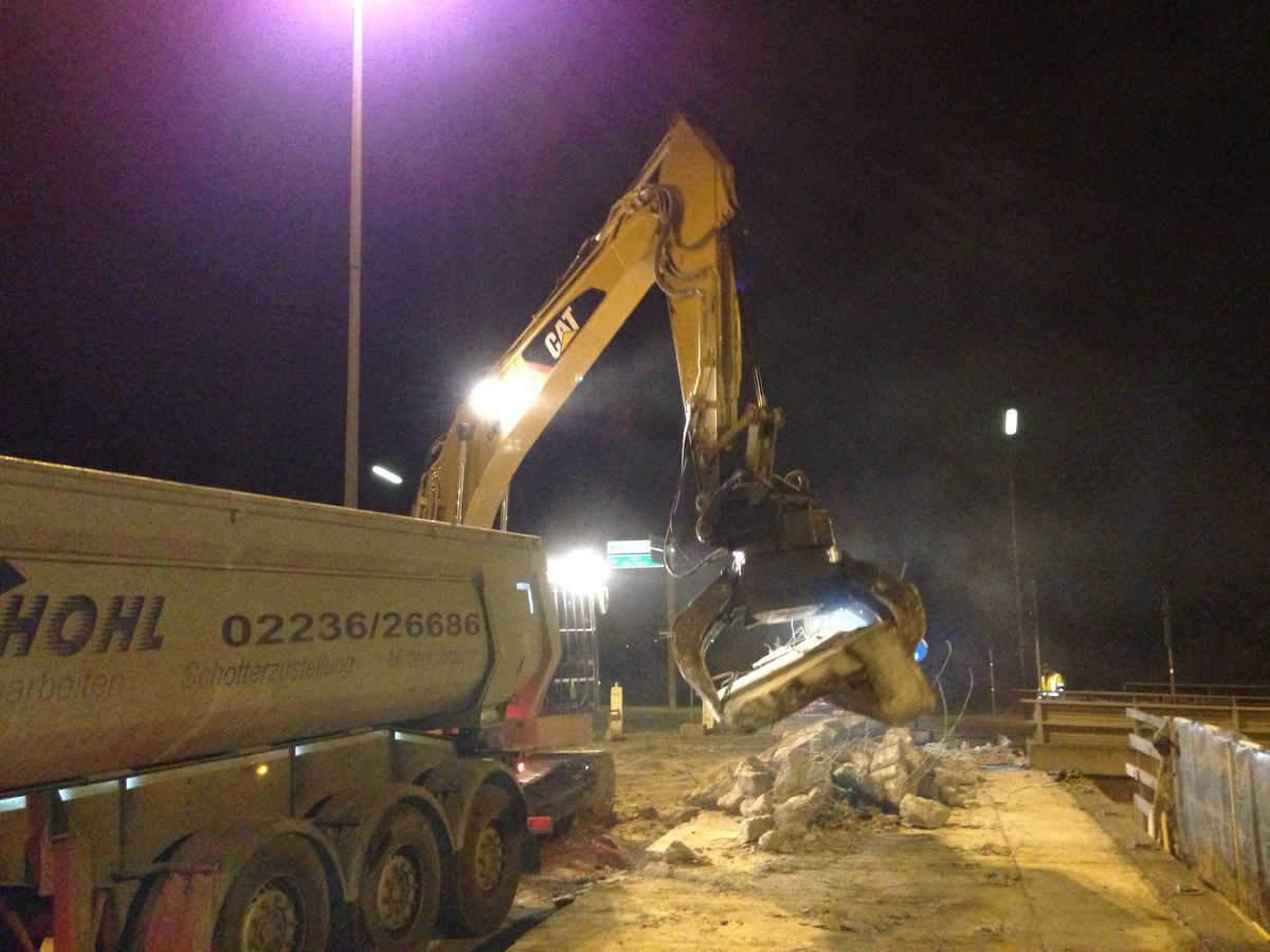 Nächtlicher Trans-Hohl Baustelleneinsatz mit Bagger